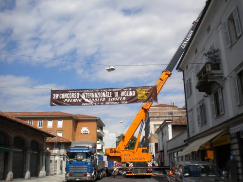 Utilizzo di gru per posizionare la trivella per eseguire le sonde geotermiche, 
all’interno del cortile del palazzo della musica, di fronte alle poste centrali, in centro citt� a Gorizia.
